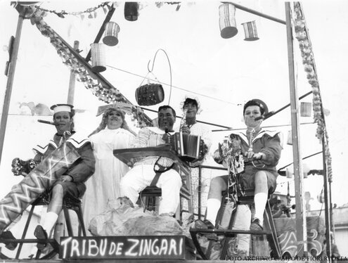 civita castellana anni 1960 tribu de zingari da sx enzo proietti, leone, osferto vittori, giovann copia.jpg
